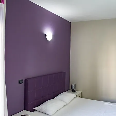 Riviera Hotel *